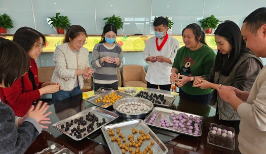 滾湯圓、猜燈謎、制花燈~~元宵節(jié)就要這樣過